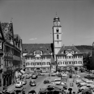 Gezicht op het marktplein met het beeld van Wolfgang Schutzbar en de Milchlingbr, Bestanddeelnr 254-4532
