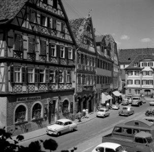 Gezicht op het marktplein van Bad Mergentheim met links Hotel Straußen en rechts, Bestanddeelnr 254-4529