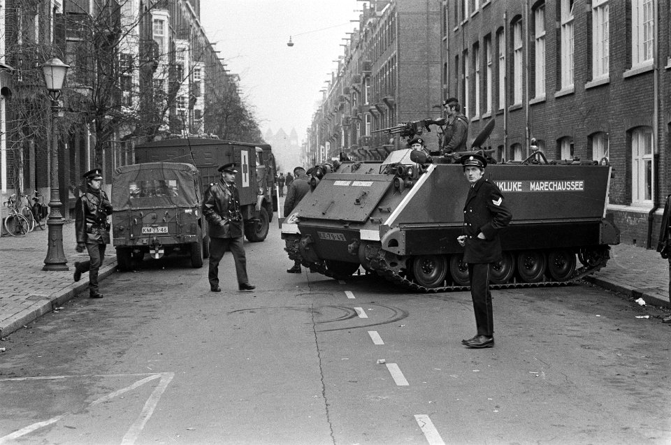 Gijzeling Indonesisch Consulaat Amsterdam pantserwagen in de Valeriusstraat, Bestanddeelnr 928-3194