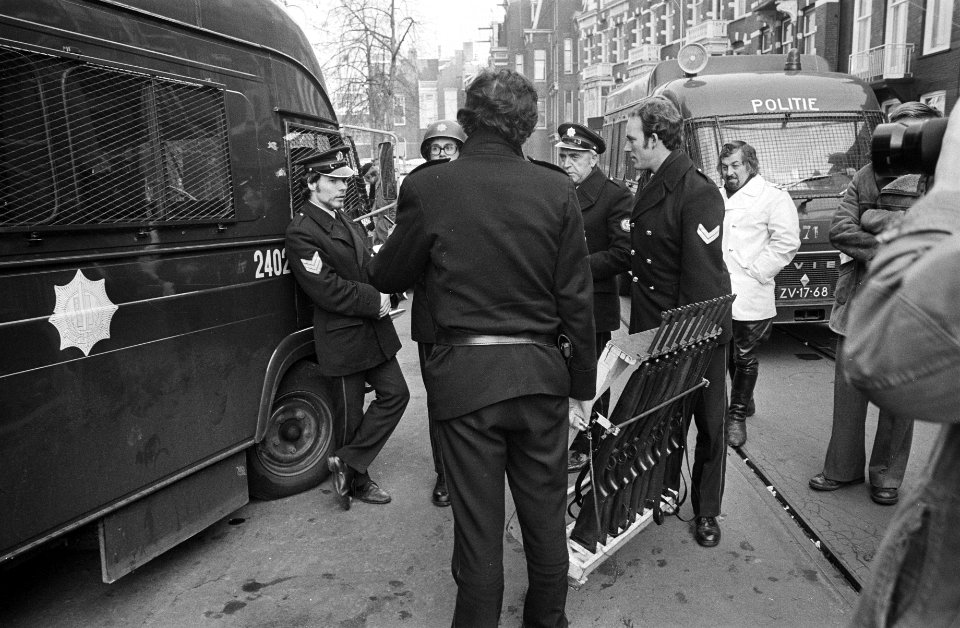 Gijzeling Indonesisch Consulaat Amsterdam rek met karabijnen wordt gebracht, Bestanddeelnr 928-3192