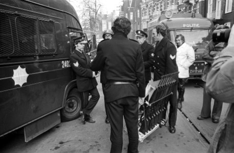 Gijzeling Indonesisch Consulaat Amsterdam rek met karabijnen wordt gebracht, Bestanddeelnr 928-3192