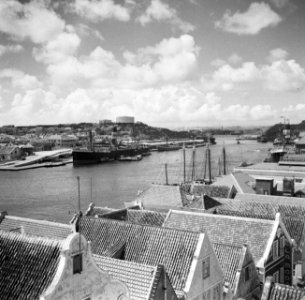 Gezicht op de Sint Annabaai en de haven van Willemstad op Curaçao, gezien vanaf , Bestanddeelnr 252-7302