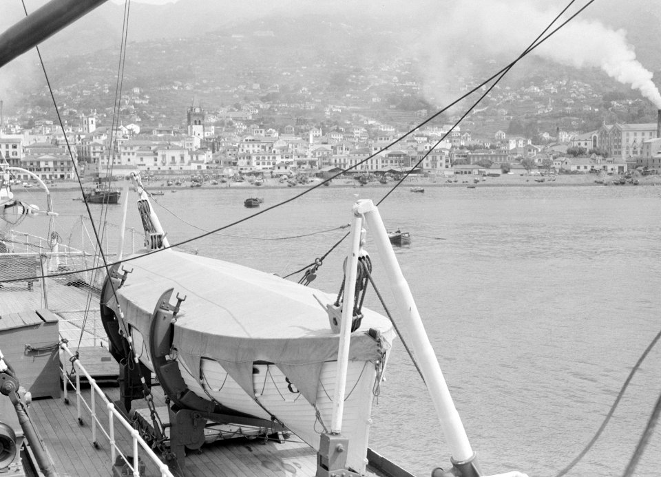 Gezicht op Funchal vanaf cruiseschip MS Colombia met op de voorgrond een sloep, Bestanddeelnr 190-0194