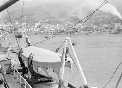 Gezicht op Funchal vanaf cruiseschip MS Colombia met op de voorgrond een sloep, Bestanddeelnr 190-0194