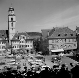 Gezicht op het marktplein met het standbeeld van Wolfgang Schutzbar en de Milchl, Bestanddeelnr 254-4547