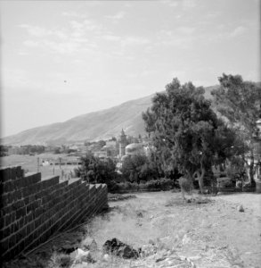 Gezicht op het oude centrum vanTiberias vanaf de omringende heuvels met links ee, Bestanddeelnr 255-4075