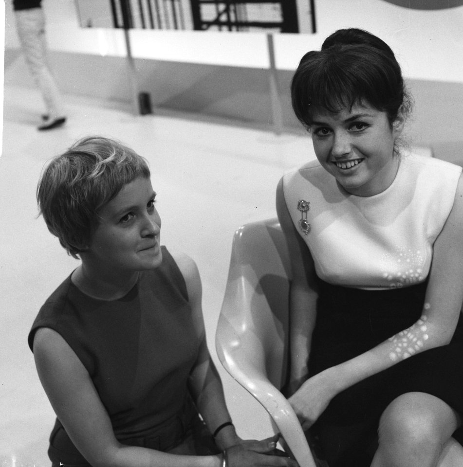 Gigliola Cinquetti in Fanclub, links Judith Bosch presentatrice programma, Bestanddeelnr 918-9870