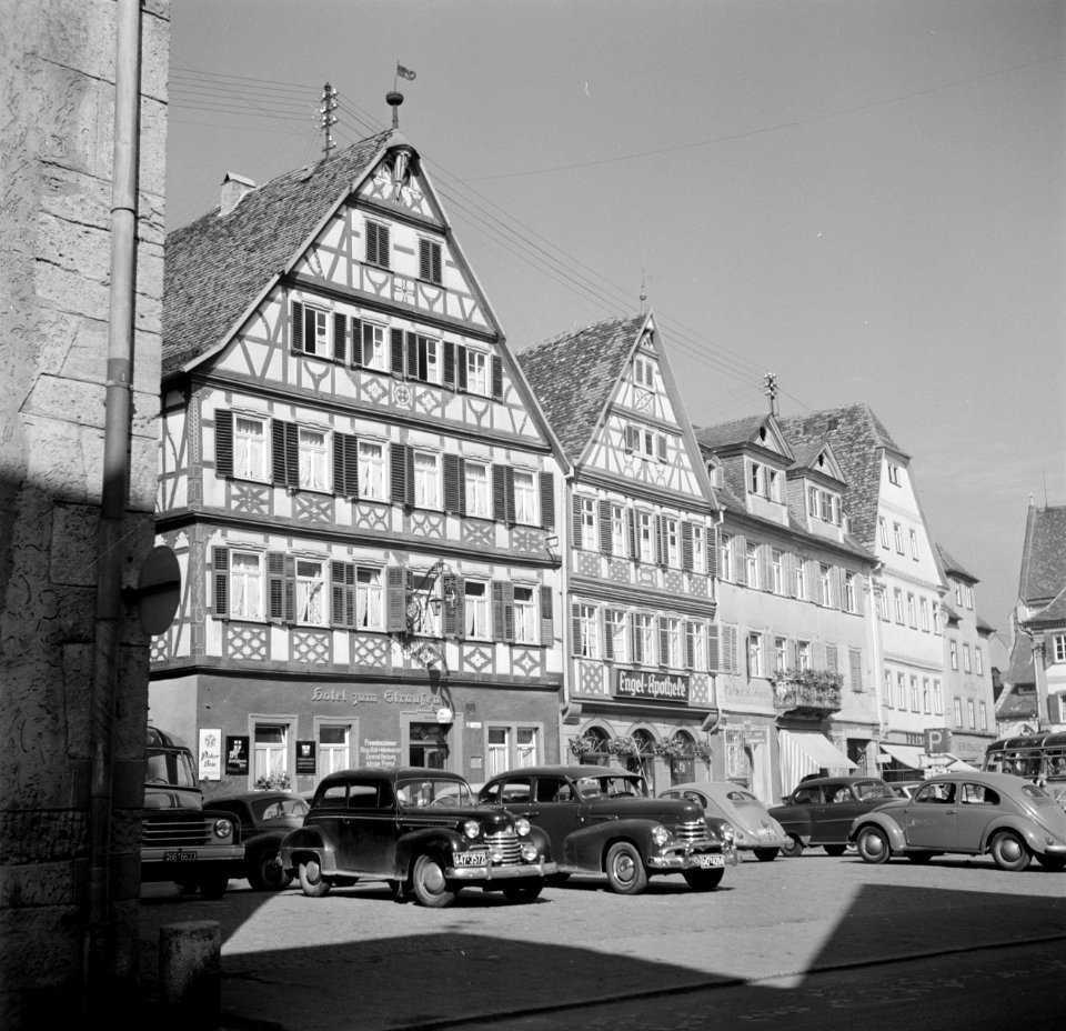 Gezicht op het marktplein met vakwerkhuizen, Bestanddeelnr 254-3166