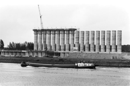 Gigantisch windscherm voor scheepvaart bij Rozenburgse sluis (Calandbrug) in hav, Bestanddeelnr 933-3377