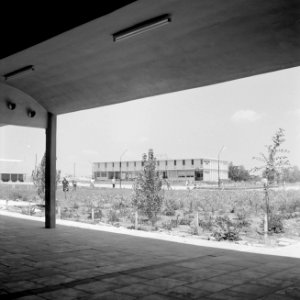 Gezicht op een gebouw, foto genomen vanonder een afdak, Bestanddeelnr 255-3079