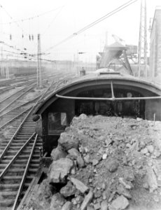 Gezicht op een stoomlocomotief over de met kolen gevulde tender, Bestanddeelnr 252-1017