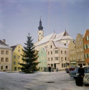 Gezicht op de Silberzeile (Oberer Stadtplatz) van Schärding met op de achtergron, Bestanddeelnr 255-9841