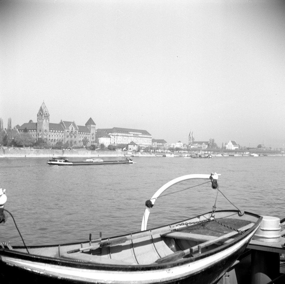 Gezicht op Koblenz met vlnr de vroegere Pruisische regeringsgebouwen en de basi…, Bestanddeelnr 254-1080