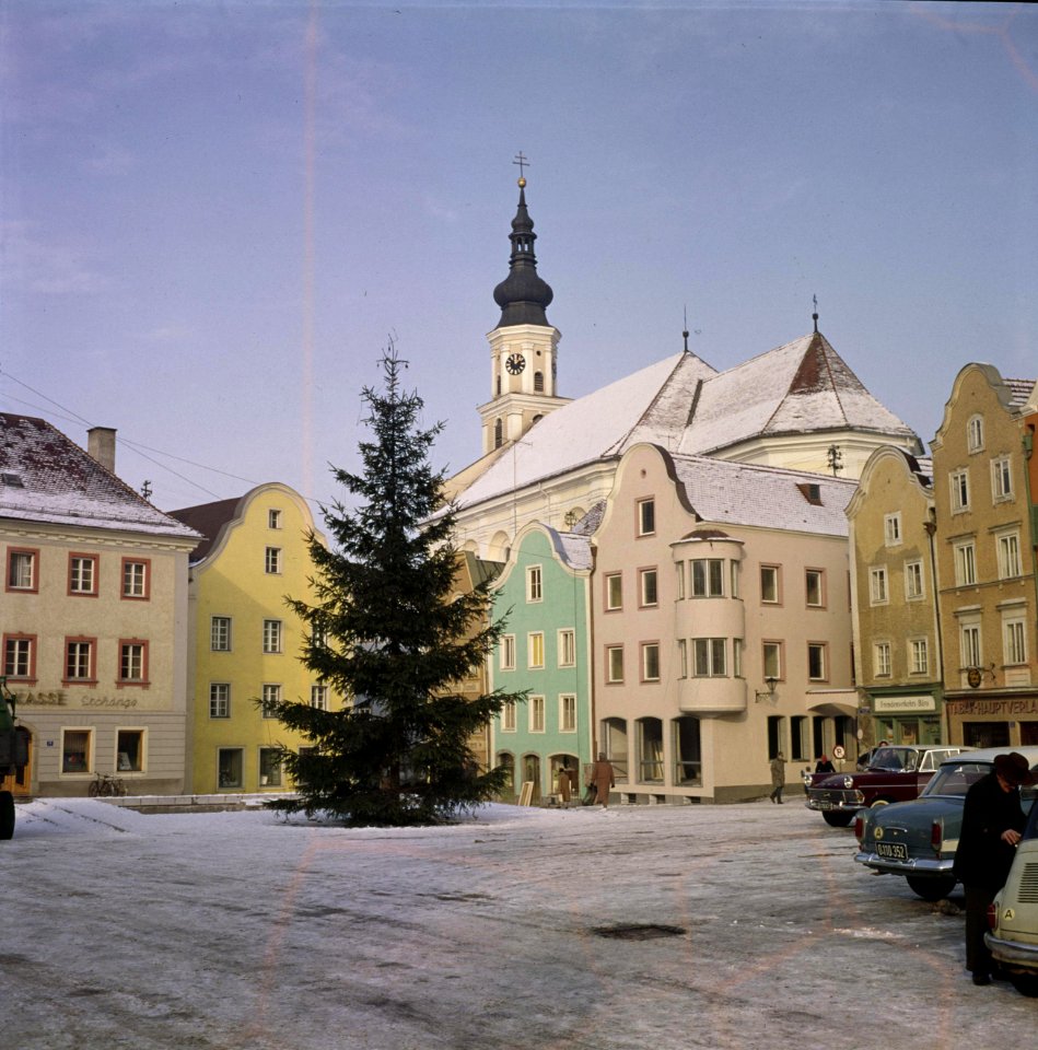 Gezicht op de Silberzeile (Oberer Stadtplatz) van Schärding met op de achtergron, Bestanddeelnr 255-9840