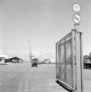 Gezicht op het haventerrein van Eilat met afgemeerde schepen en de daar aanwezig, Bestanddeelnr 255-3599 photo