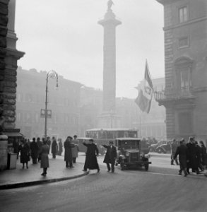 Gezicht op de zuil van Marcus Aurelius in de mist op de Piazza Colonna met midde, Bestanddeelnr 191-1269