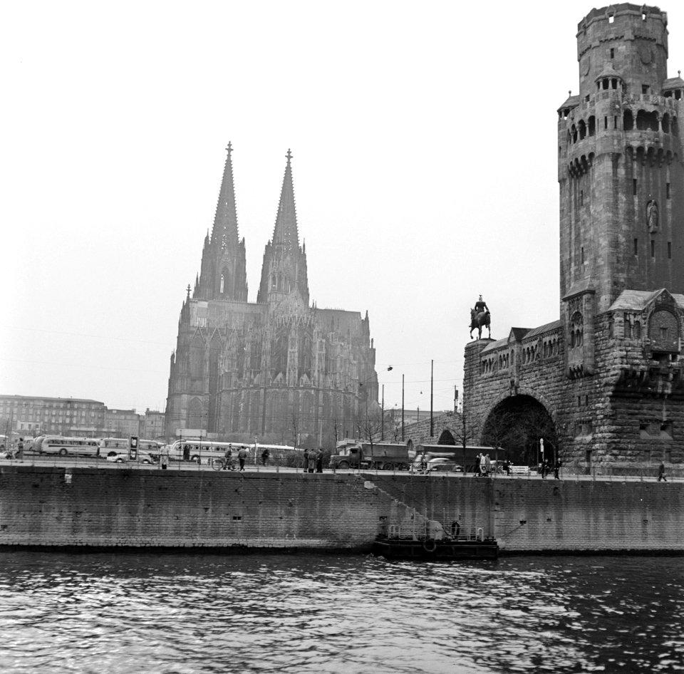 Gezicht op Keulen vanaf de Rijn, met de Dom en rechts één van de toegangstorens…, Bestanddeelnr 254-1033