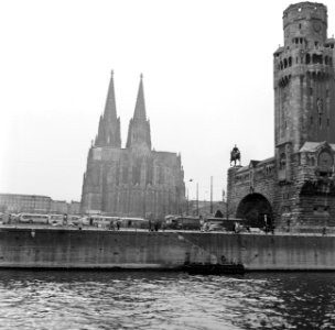 Gezicht op Keulen vanaf de Rijn, met de Dom en rechts één van de toegangstorens…, Bestanddeelnr 254-1033