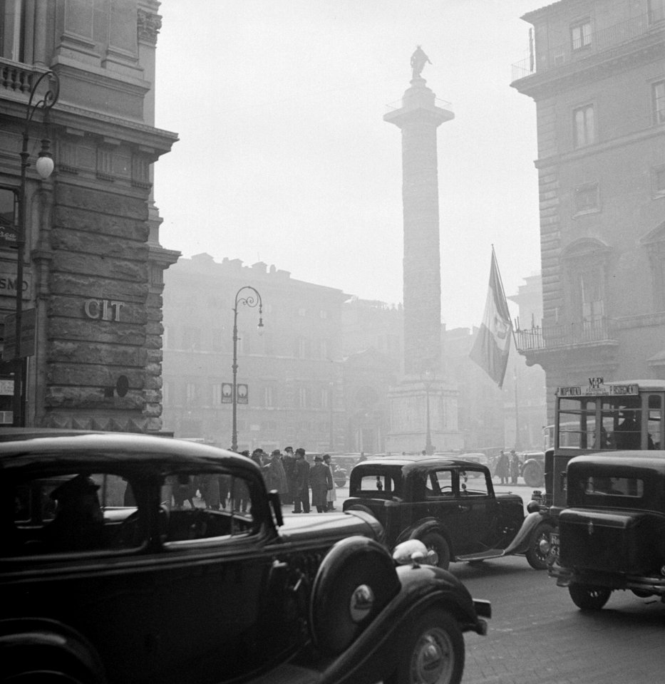 Gezicht op de zuil van Marcus Aurelius in de mist op de Piazza Colonna, Bestanddeelnr 191-1183