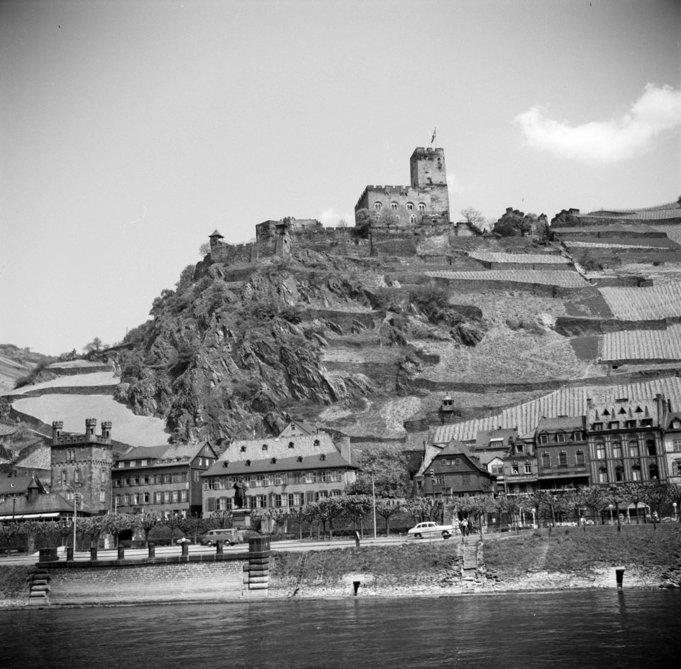 Gezicht op Kaub met ruïne Burg Gutenfels en op de kade het standbeeld van Gener…, Bestanddeelnr 254-1151
