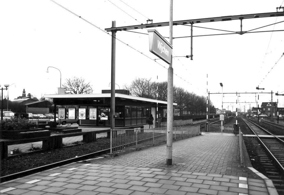 Gezicht op het perron en overpad bij het NS station Wijchen te Wijchen