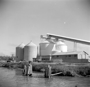 Gezicht op de fabriek van de Surinaamse Bauxiet Maatschappij aan de Cotticarivie, Bestanddeelnr 252-4434