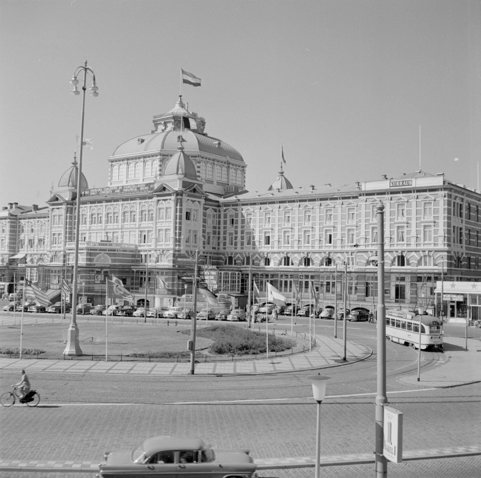 Gezicht op het Kurhaus in Scheveningen vanaf het Gevers Deynootplein, Bestanddeelnr 254-4006