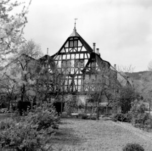 Gezicht op het in de 17e eeuw als raadhuis gebouwde huis met de drie gevels, Bestanddeelnr 254-4462