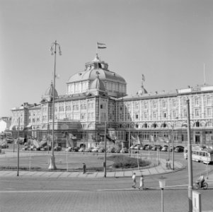 Gezicht op het Kurhaus in Scheveningen vanaf het Gevers Deynootplein, Bestanddeelnr 254-4007
