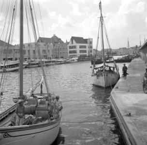 Gezicht op de De Ruijterkade (de huidige Sha Caprileskade) met de drijvende mark, Bestanddeelnr 252-7127