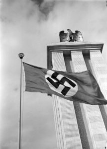 Gezicht op het Duitse paviljoen met het beeld van een arend en de hakenkruisvlag, Bestanddeelnr 254-2694