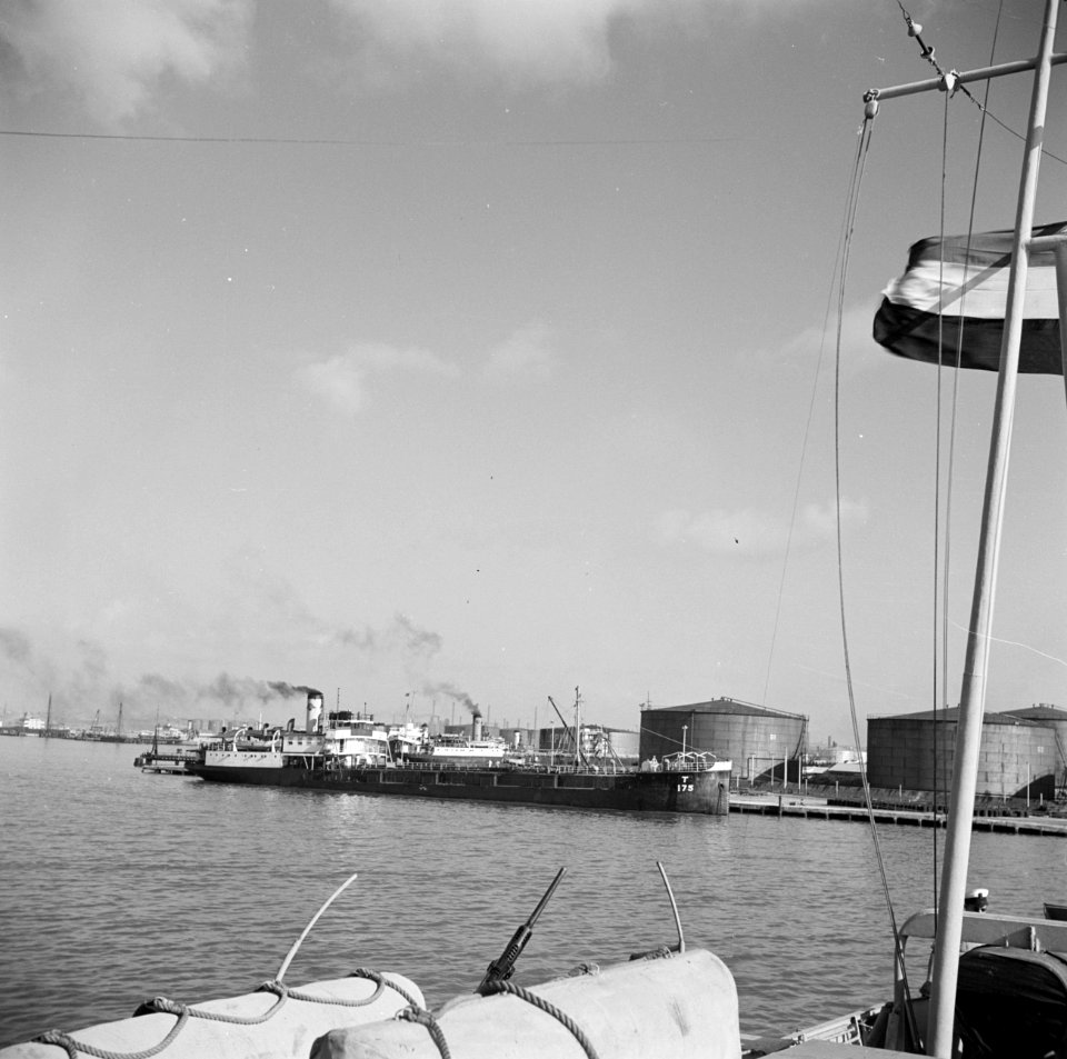 Gezicht op de olieraffinaderij aan het Schottegat op Curaçao, Bestanddeelnr 252-7292