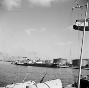 Gezicht op de olieraffinaderij aan het Schottegat op Curaçao, Bestanddeelnr 252-7292