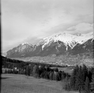 Gezicht op de besneeuwde toppen van de Nordkette met daarvoor Innsbruck, Bestanddeelnr 254-4314