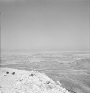 Gezicht op de Dode Zee met het rondom gelegen gebergte, Bestanddeelnr 255-2681 photo