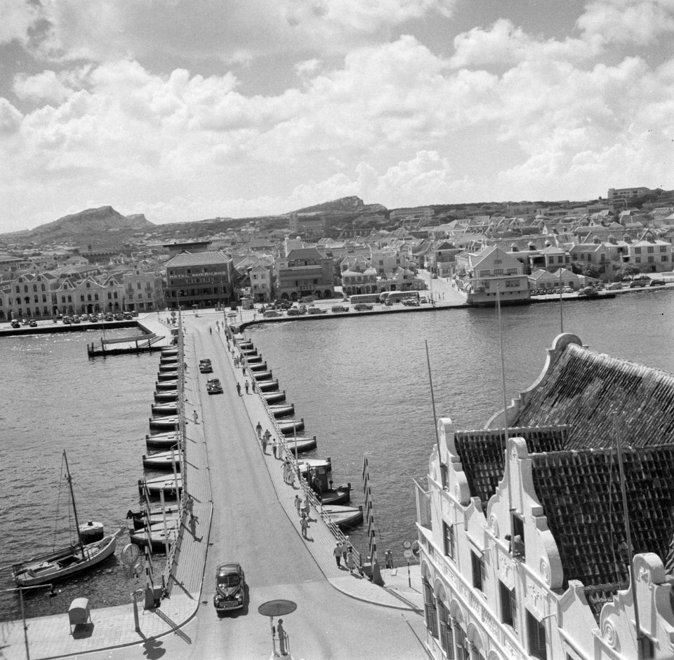 Gezicht op de Emmabrug, een pontonbrug over de Sint Annabaai in Willemstad op Cu, Bestanddeelnr 252-7299