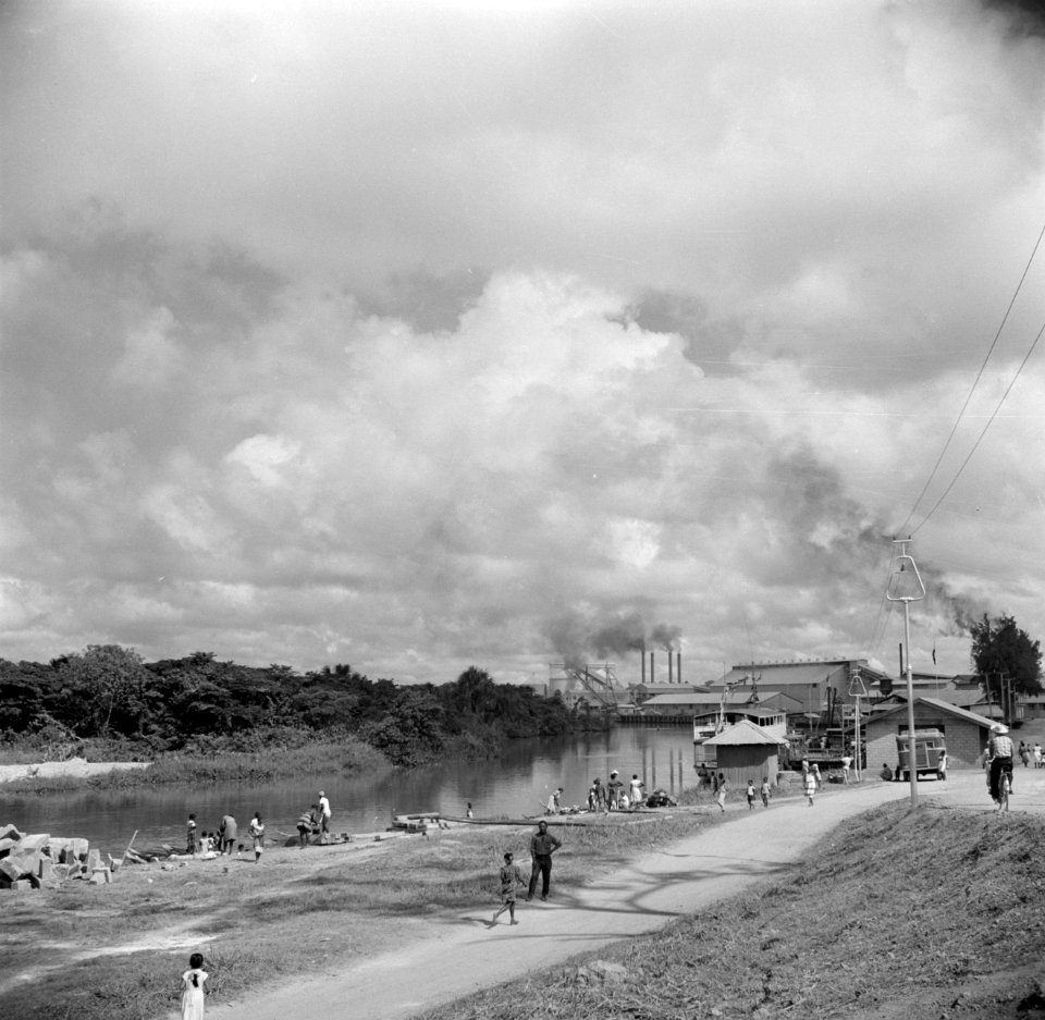 Gezicht op de fabriek van de Surinaamse Bauxiet Maatschappij aan de Cotticarivie, Bestanddeelnr 252-4430