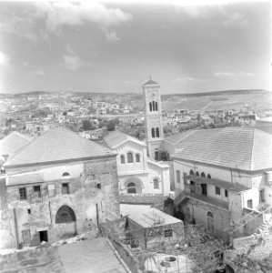 Gezicht op de St Josephkerk met toren in het centrum van Nazareth, Bestanddeelnr 255-1027