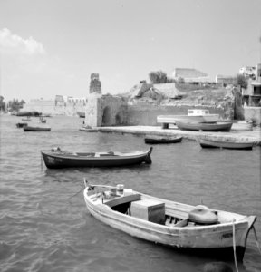 Gezicht op de haven (met dobberende scheepjes) en oude vestingmuur aan de Middel, Bestanddeelnr 255-2499