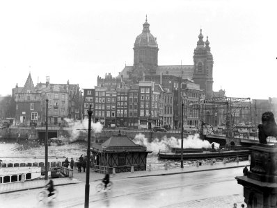 Gezicht op de Prins Hendrikkade te Amsterdam met op de voorgrond de kiosk van de, Bestanddeelnr 189-0270