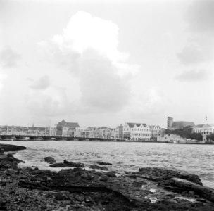 Gezicht op de Handelskade in Punda vanaf Otrabanda in Willemstad op Curaçao, Bestanddeelnr 252-7186
