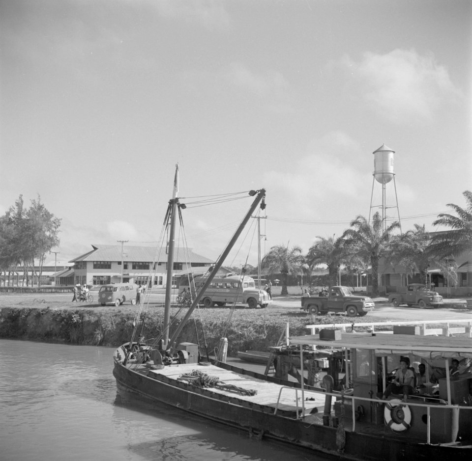Gezicht op de fabriek van de Surinaamse Bauxiet Maatschappij aan de Cotticarivie, Bestanddeelnr 252-4432