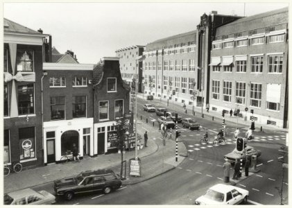 Gezicht op de panden hoek Ged. Oude Gracht en Raaks en het Postkantoor. NL-HlmNHA 54016788