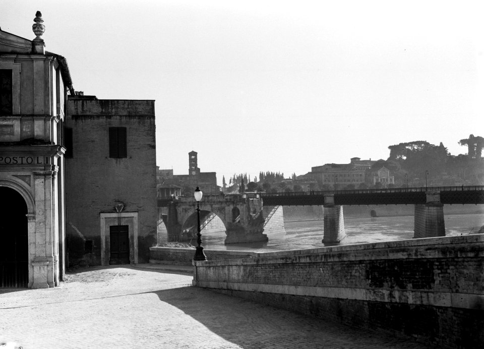 Gezicht op de brug over de Tiber gezien vanaf een straatje in Trastevere, Bestanddeelnr 191-1294