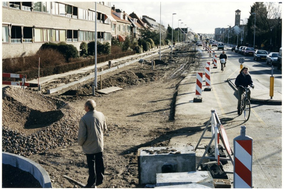 Gezicht op de Rijksstraatweg, oostzijde, ziende naar het zuiden, tijdens reconstructiewerkzaamheden. NL-HlmNHA 54036936
