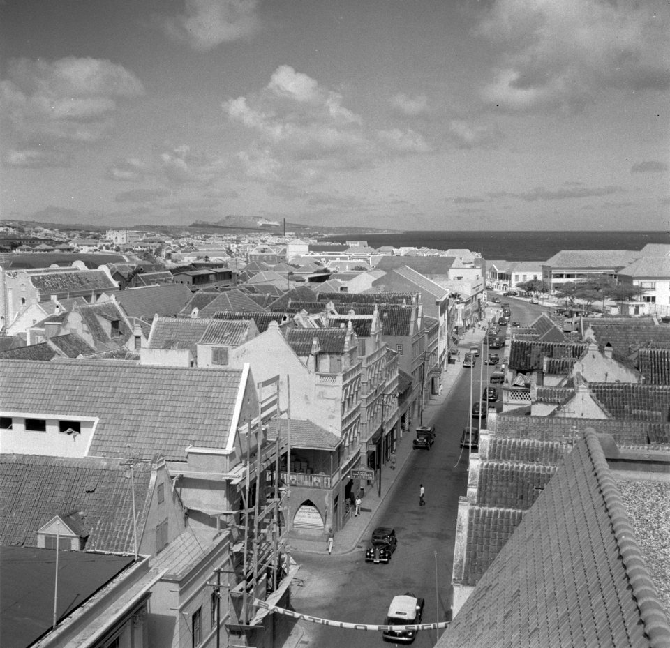 Gezicht op de Breedestraat in Willemstad op Curaçao, gezien vanaf de toren van h, Bestanddeelnr 252-7297