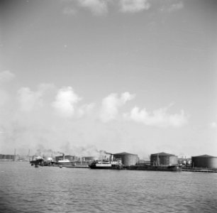 Gezicht op de olieraffinaderij aan het Schottegat op Curaçao, Bestanddeelnr 252-7289