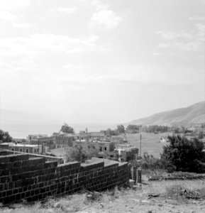 Gezicht op een deel van Tiberias vanaf de omringende heuvels met links een gemet, Bestanddeelnr 255-4073 photo
