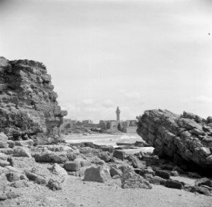 Gezicht op de haven van Caesarea met ruines en een minaret van een moskee en met, Bestanddeelnr 255-1493