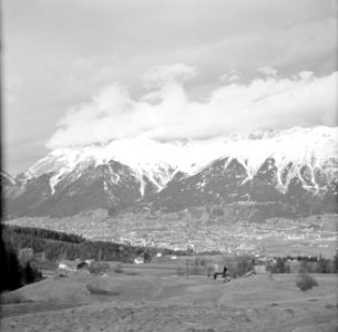 Gezicht op de besneeuwde toppen van de Nordkette met daarvoor Innsbruck, Bestanddeelnr 254-4312